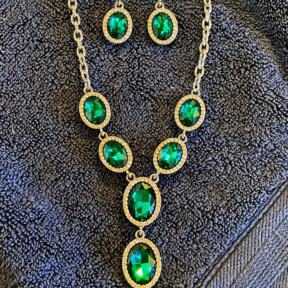Deep Emerald Necklace Set